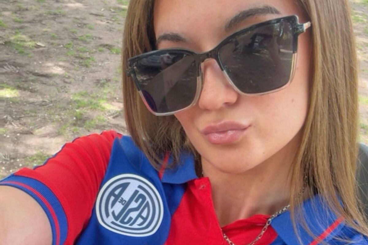 Martina Barkin, la sugerente fanática de Messi que se tatúa fechas claves de Leo en su espalda