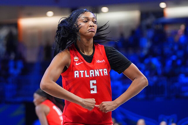 Angel Reese, durante un juego con Atlanta Dream.