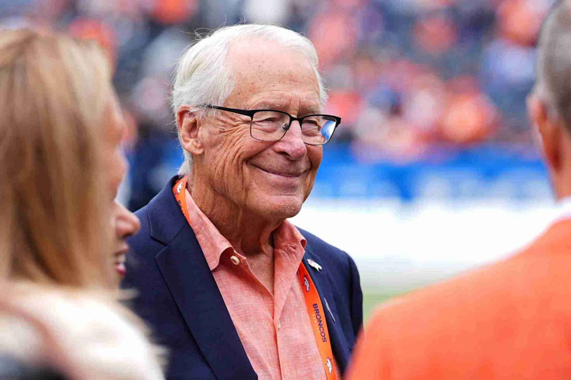Rob Walton, copropietario de los Denver Broncos, charla con otras personas durante el calentamiento previo a un partido de f�tbol americano de la NFL contra los Dallas Cowboys