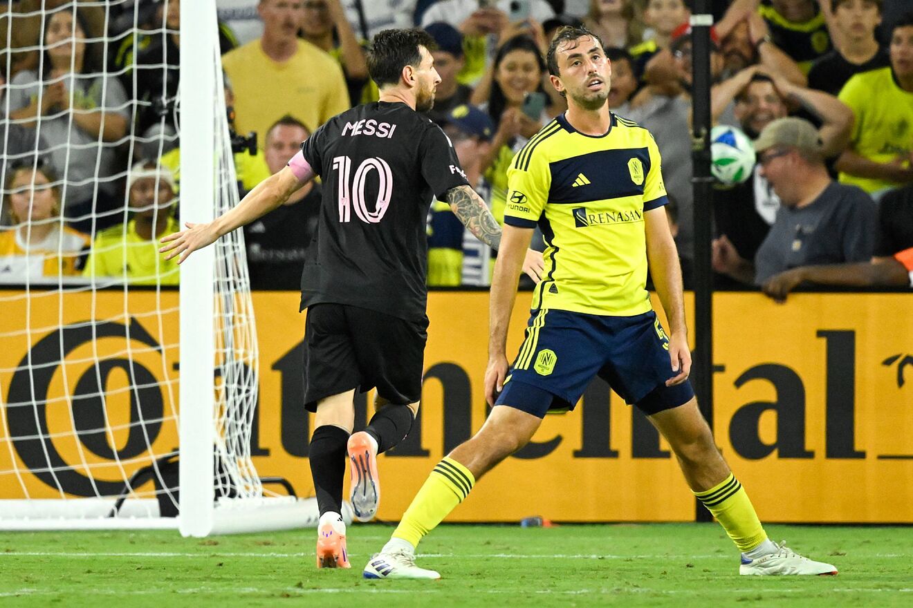 El delantero de Inter Miami, Lionel Messi (10), celebra su gol detrás...