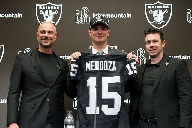 De izquierda a derecha, el director general de los Las Vegas Raiders, John Spytek; Fernando Mendoza, elegido en primera ronda del draft; y el entrenador jefe, Klint Kubiak
