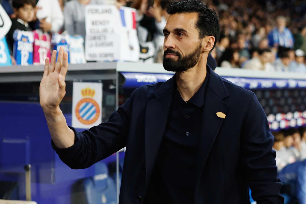 They claim that some alternates lack respect for Arbeloa on the bench: