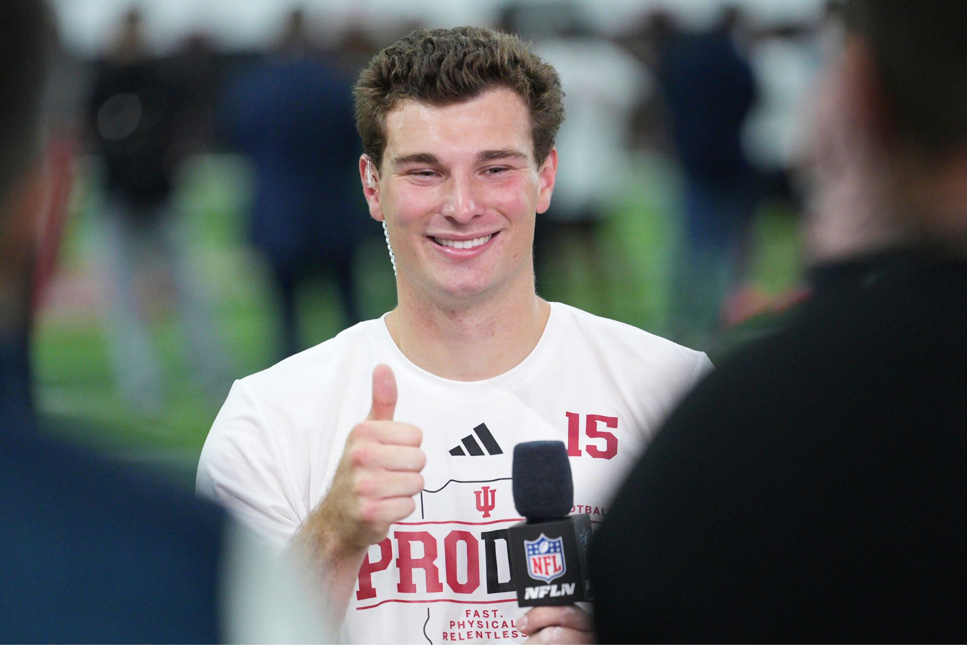 Fernando Mendoza sonr�e durante el D�a Pro de Indiana.