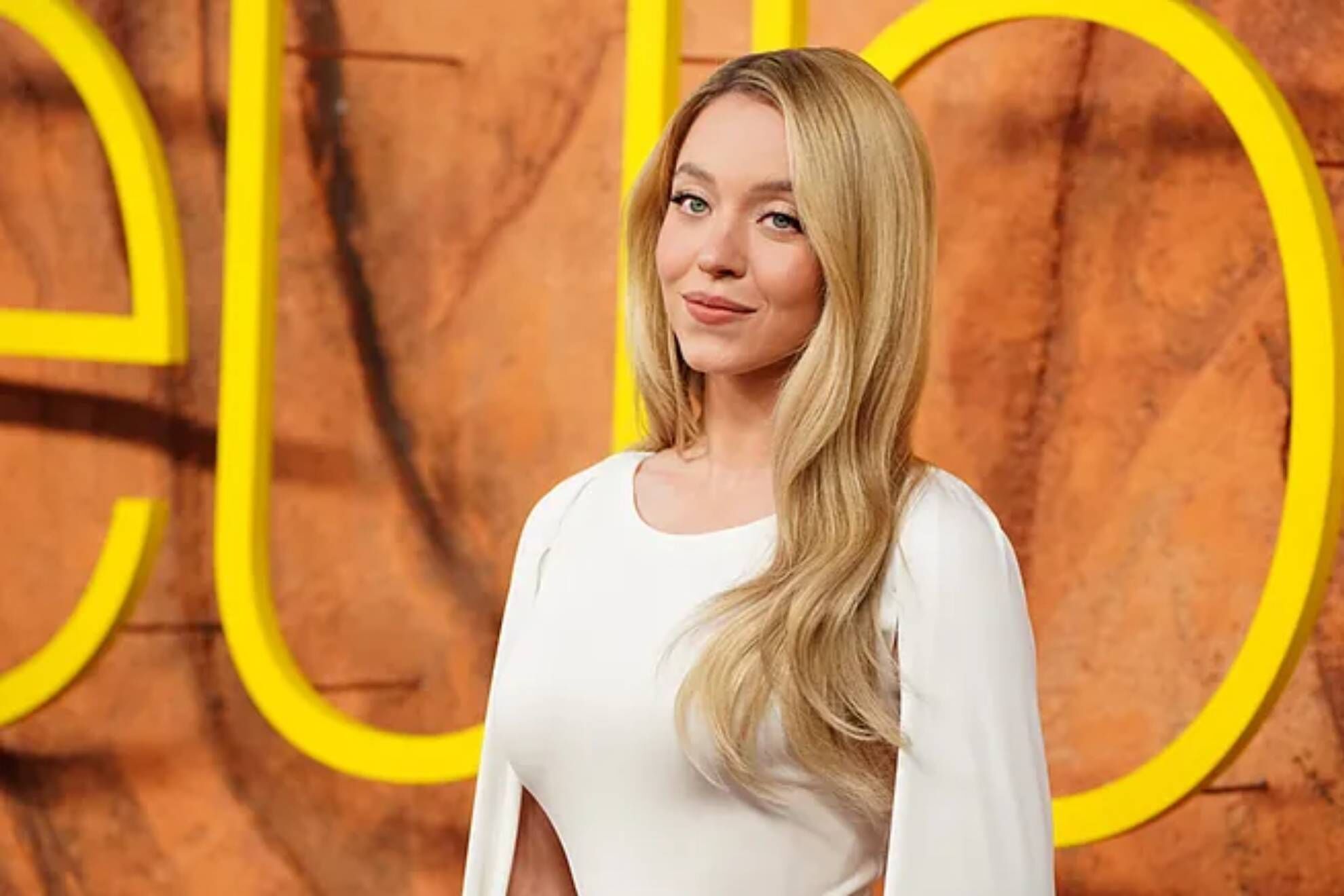 Esc�ndalo por una escena de Sydney Sweeney en Euphoria: vestida de beb� y en actitud provocativa