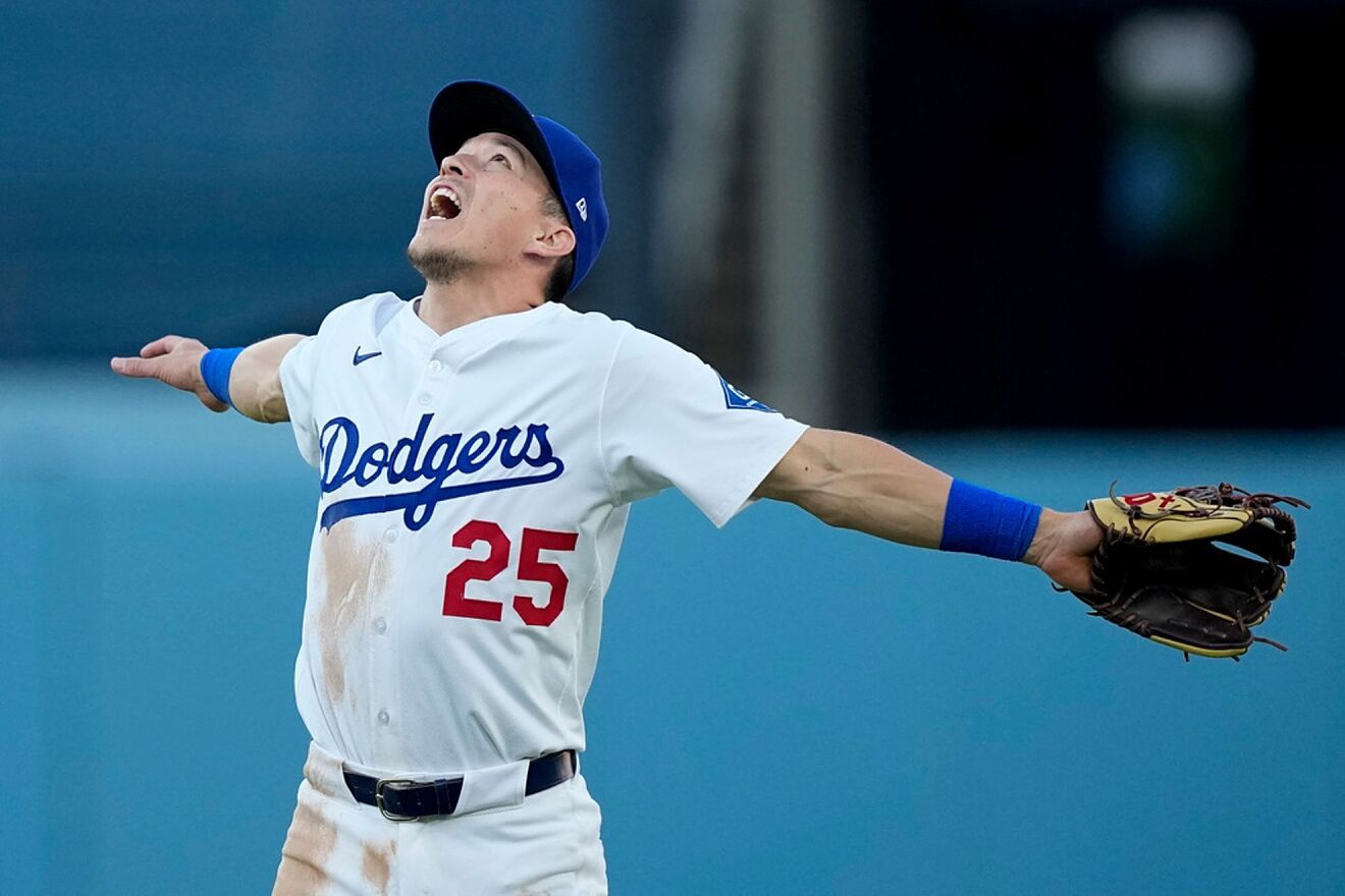 El segunda base de Los Angeles Dodgers, Tommy Edman, se prepara para...