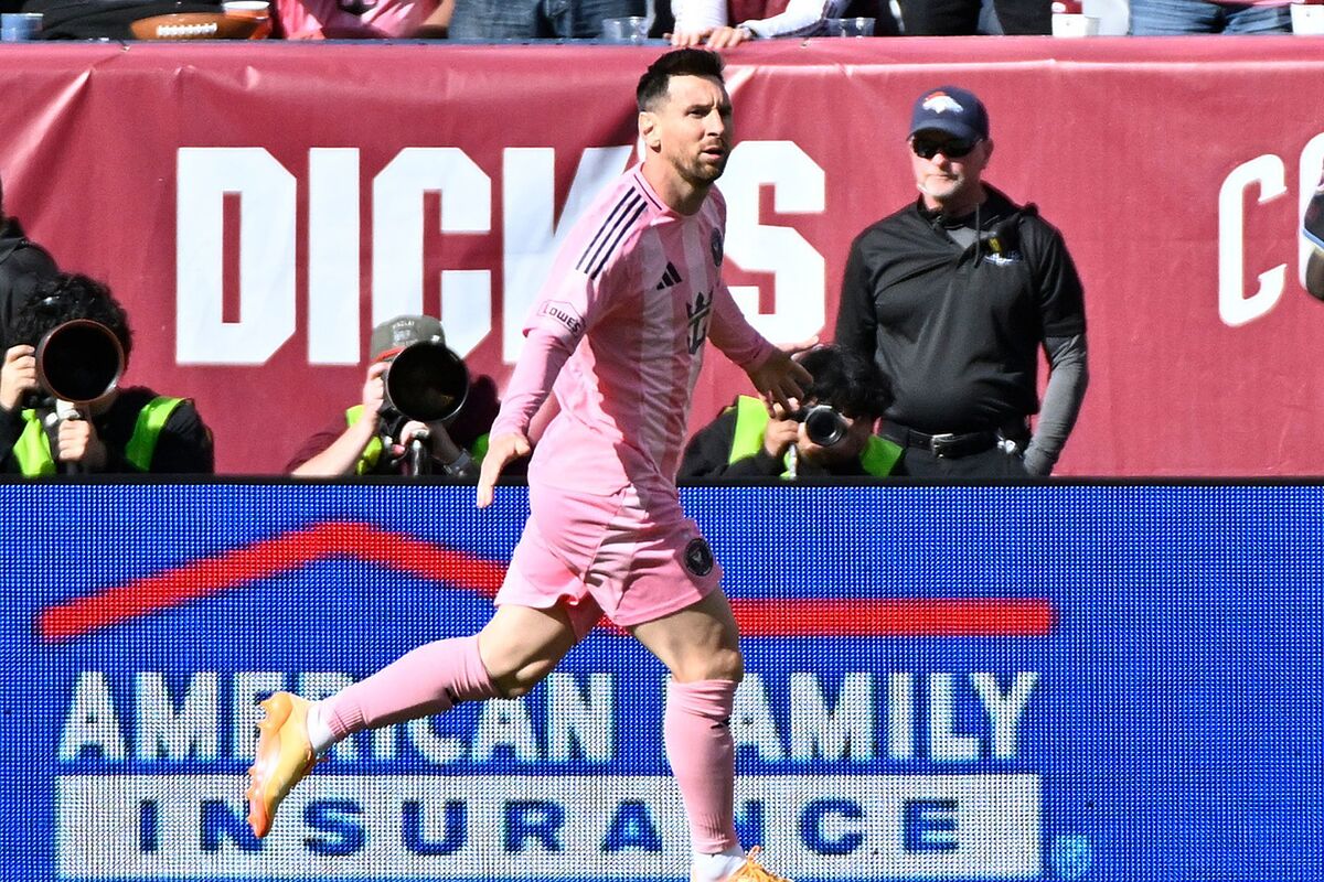 Messi amenaza el trono de Donovan mientras se mantiene en la carrera por los 1,000 goles vs Cristiano Ronaldo