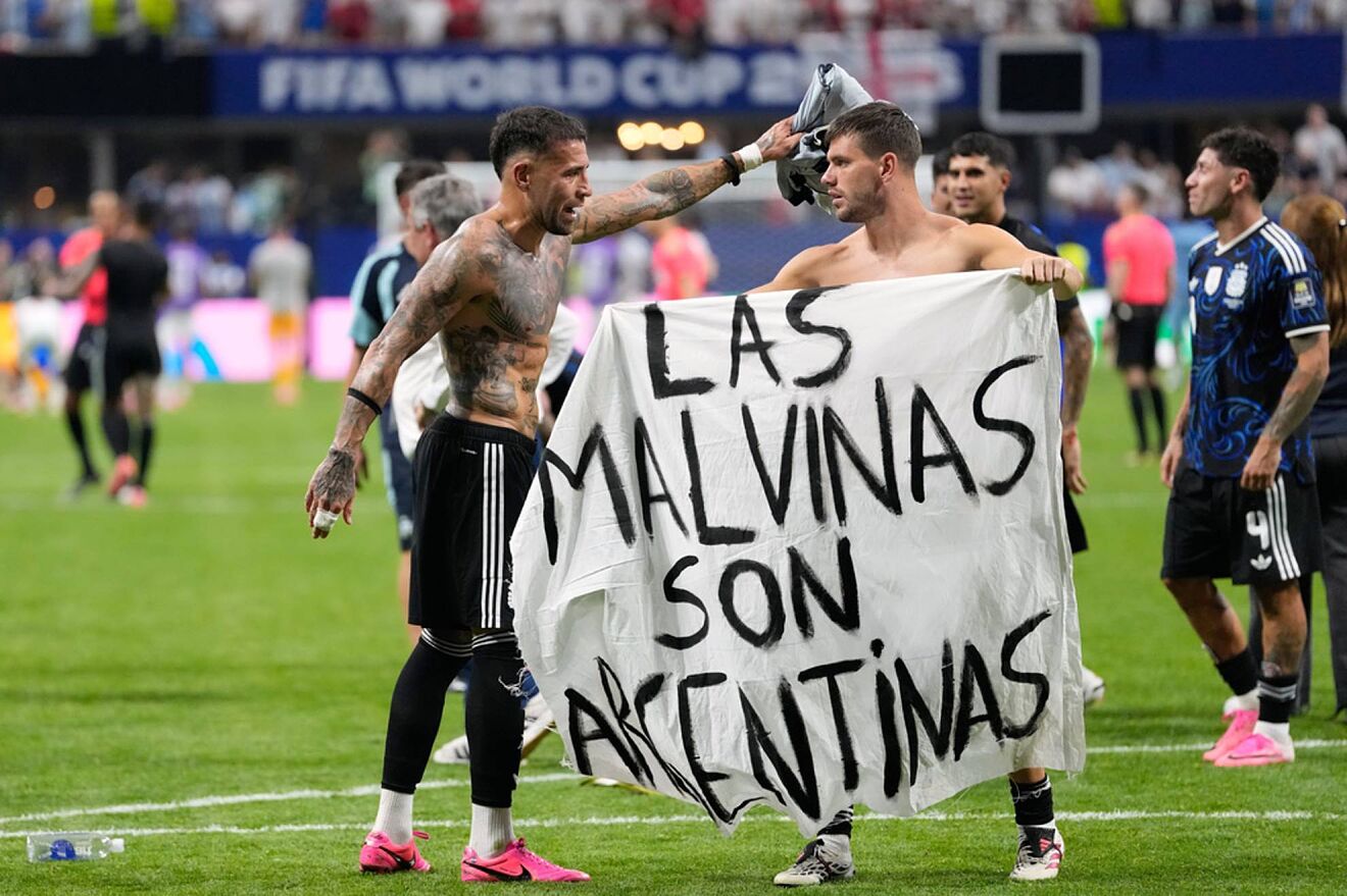 Giovani Lo Celso, de Argentina, sostiene una pancarta con las palabras...