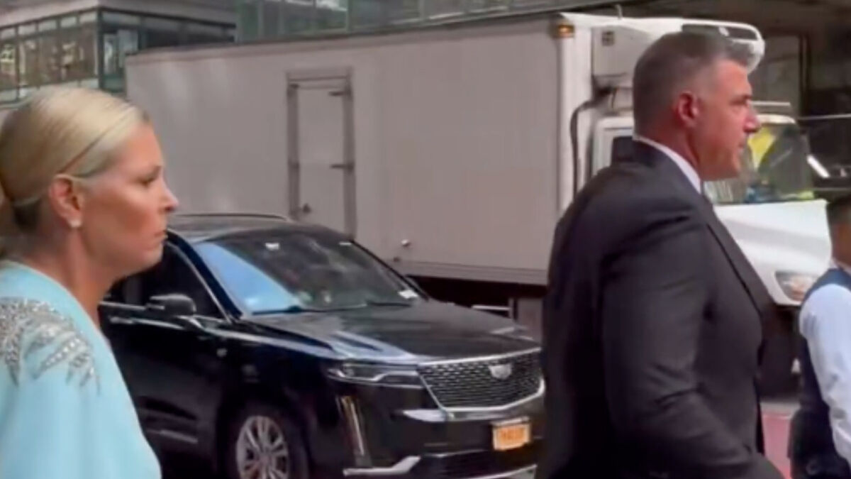 Mike Vrabel y su esposa Jen generan comentarios por un inc�modo momento antes de la boda de Taylor Swift y Travis Kelce