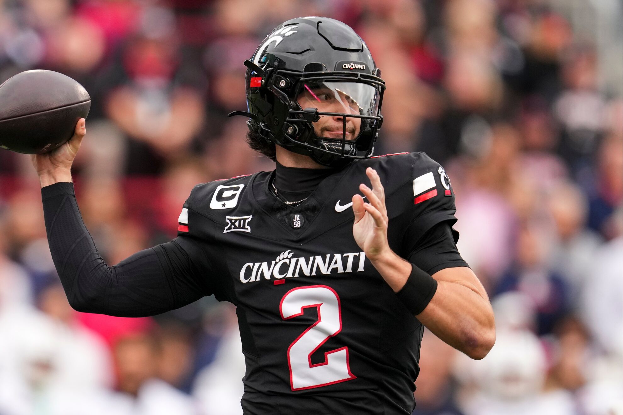 Brendan Sorsby durante una de sus �ltimas titularidades como mariscal de campo titular de los Cincinnati Bearcats.