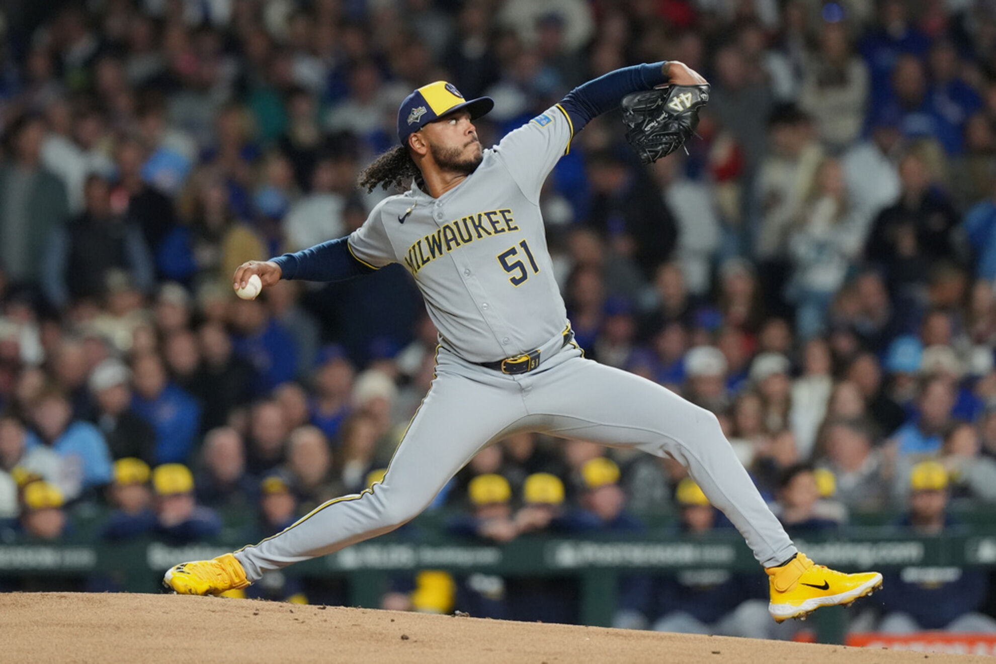 Poco a poco se queda atr�s la etapa de Freddy Peralta con los Brewers