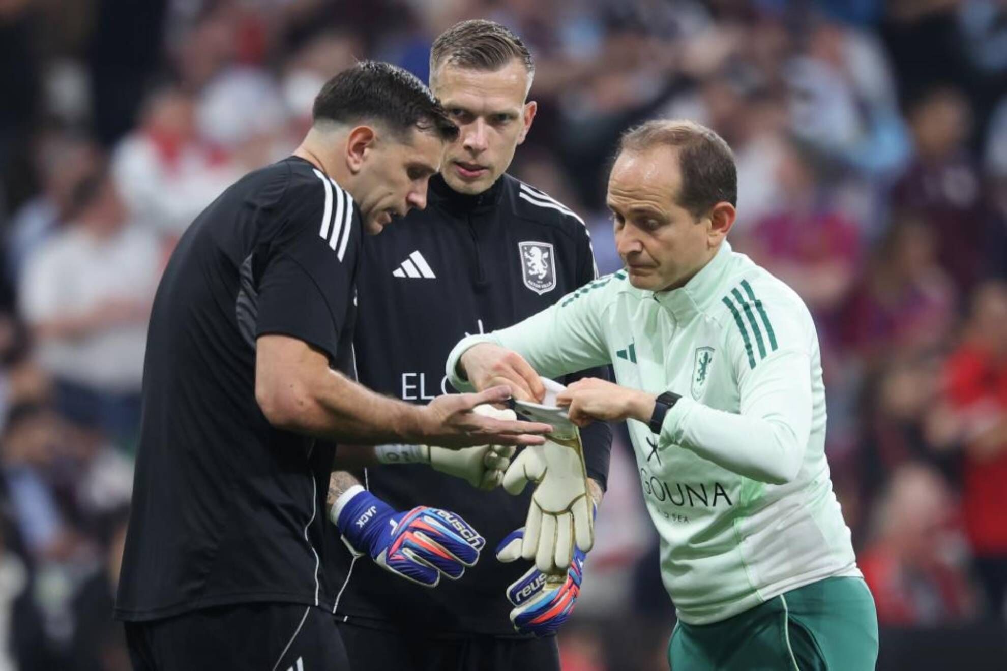 El portero Emiliano Mart�nez  del Aston Villa en revisi�n medica antes de la final de la UEFA Europa League entre el SC Freiburg y el Aston Villa