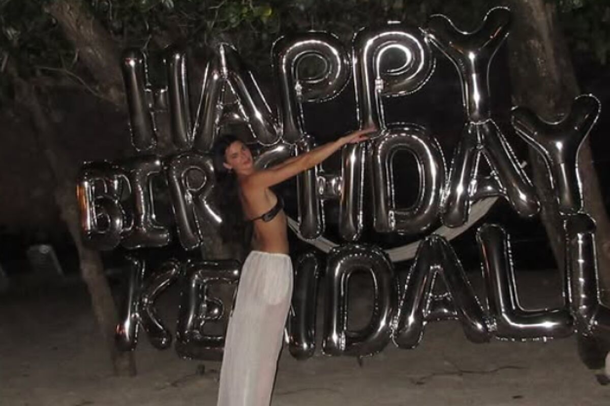 Kendall Jenner celebra su cumpleaños 30 desnudándose por completo en la orilla del mar