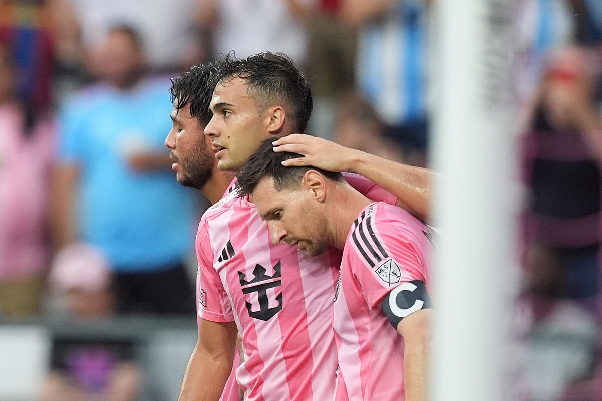 ¡Insólito! El enojo de Messi y De Paul con los abucheos de la afición a pesar de ir ganando