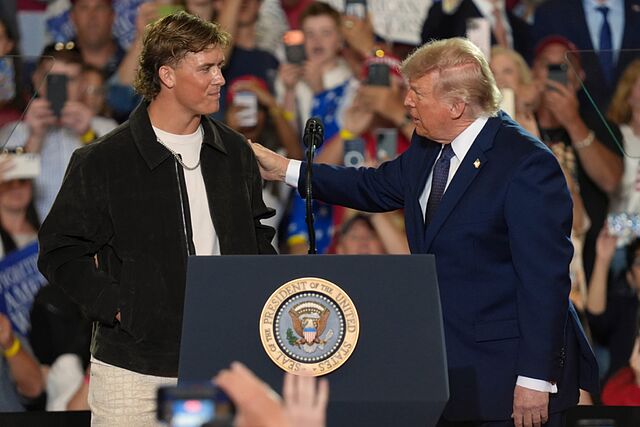 Jaxson Dart es recibido por el presidente Donald Trump en un mitin a favor de Mike Lawler.