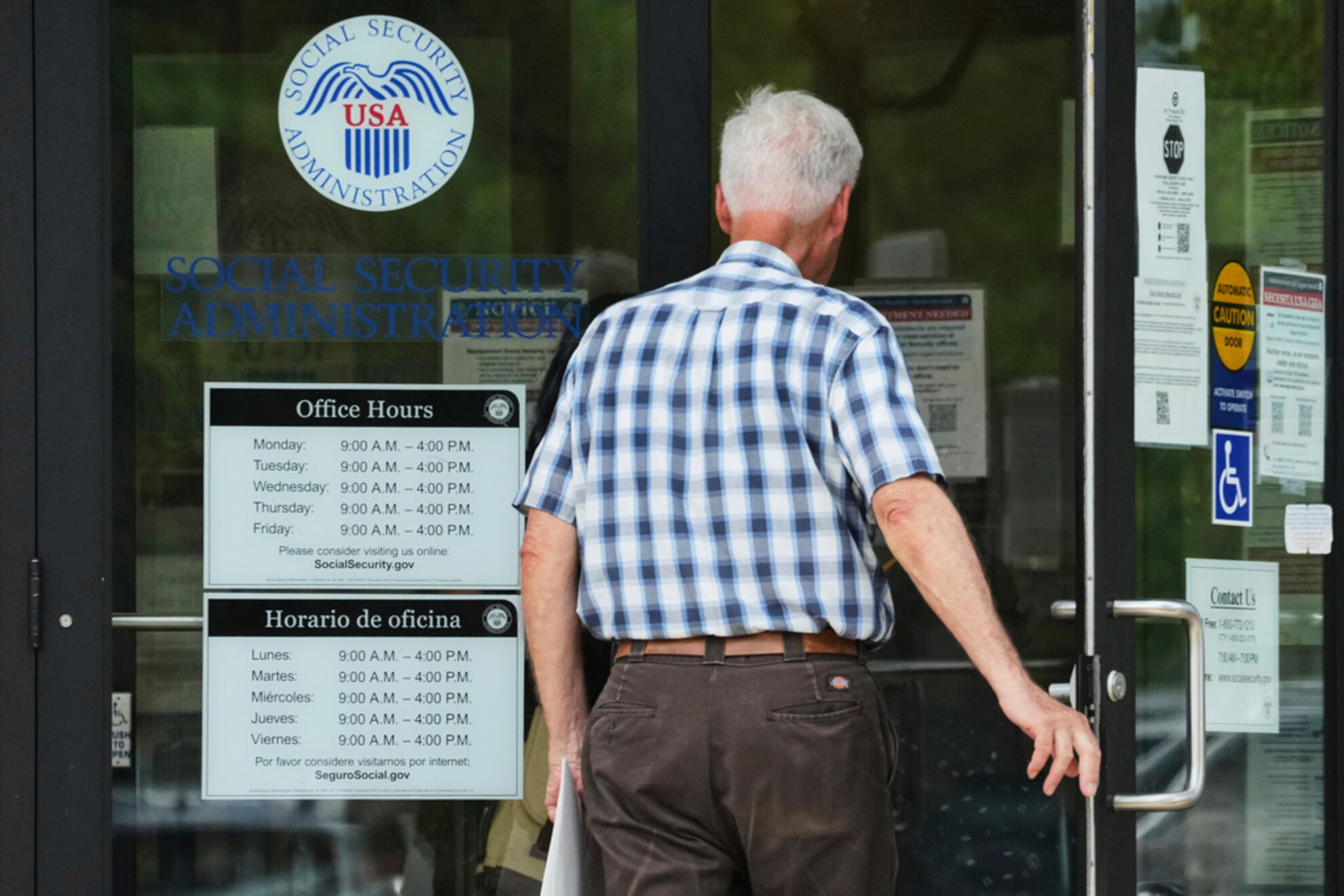 Hay personas que deben reemplazar su tarjeta del Seguro Social