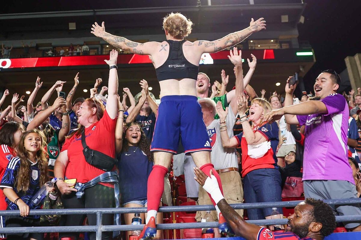 Delantero del FC Dallas anota un golazo y celebra con el famoso "Night Night" de Steph Curry