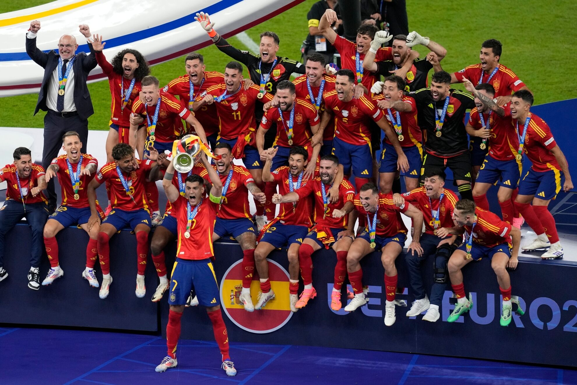 Morata levanta el trofeo que acredita a Espa�a como campeona de la Eurocopa.