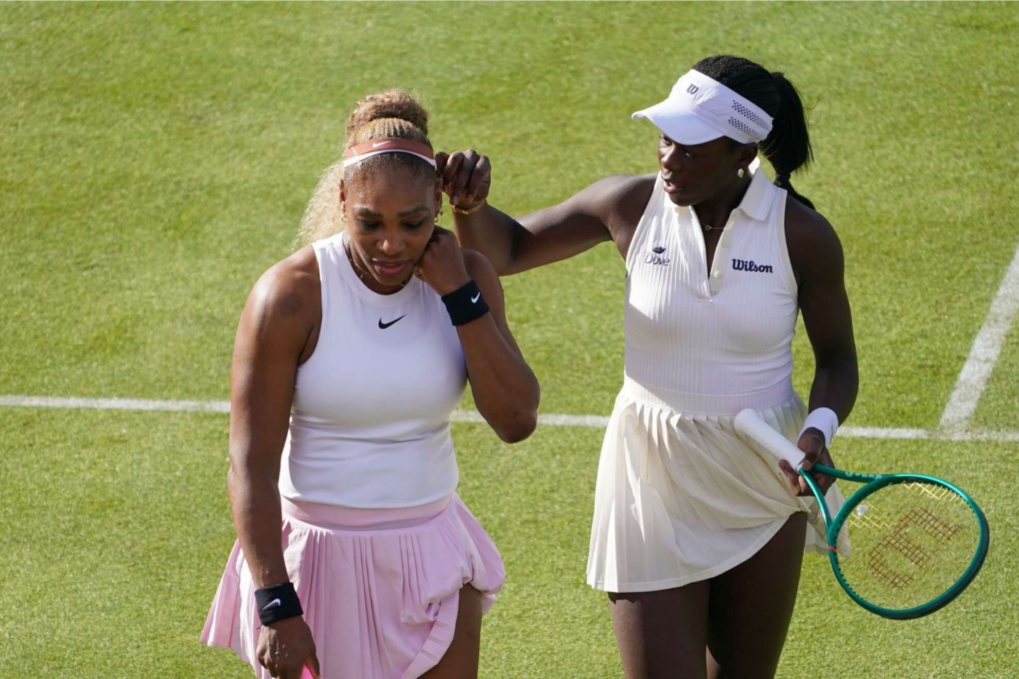 Serena Williams habla con su compa�era de juego, Victoria Mboko