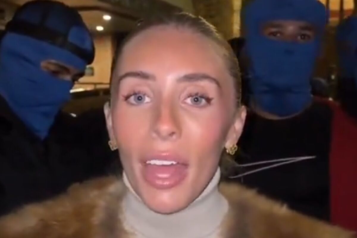 Bonnie Blue se mete en otro lío tras simular una escena pornográfica frente a una embajada