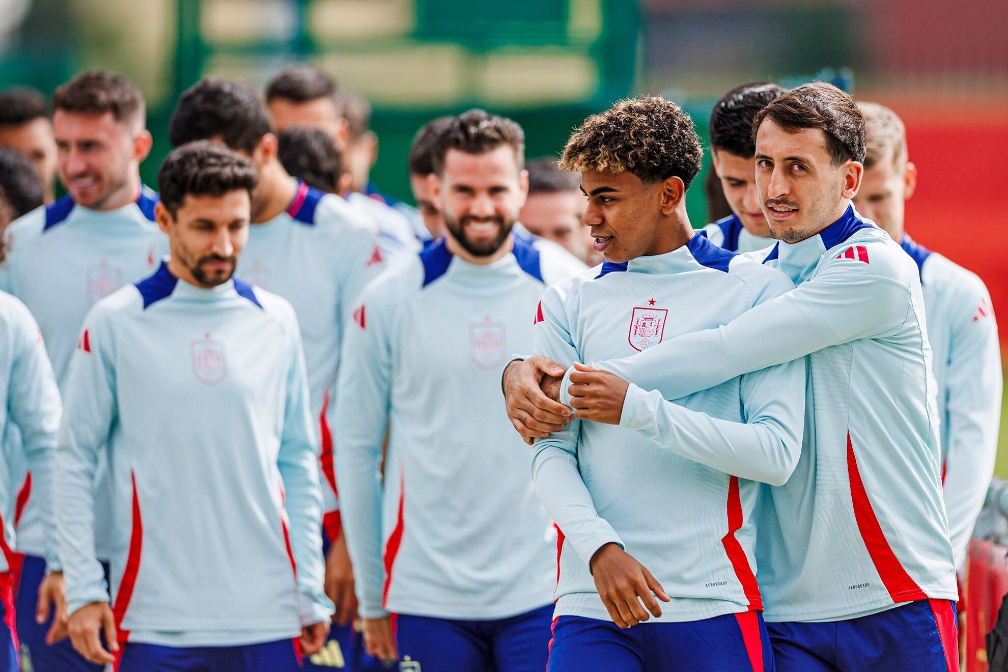 Lamine Yamal festej� su cumplea�os acompa�ado de sus compa�eros en el entrenamiento de Espa�a