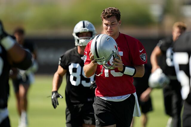El quarterback de los Las Vegas Raiders, Fernando Mendoza (15), calienta durante el entrenamiento del equipo de f�tbol americano de la NFL
