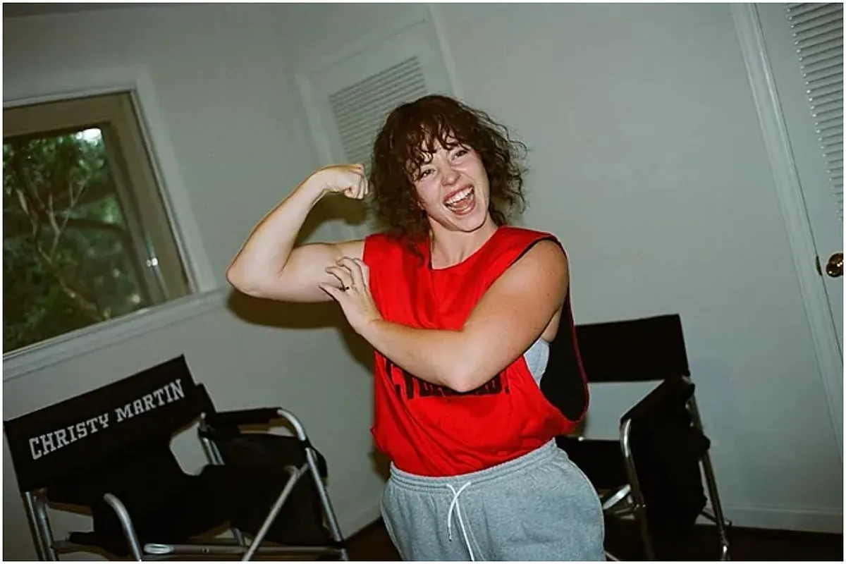 Carbón rojo by Mónica Castellanos | Goodreads, image size:1200x800