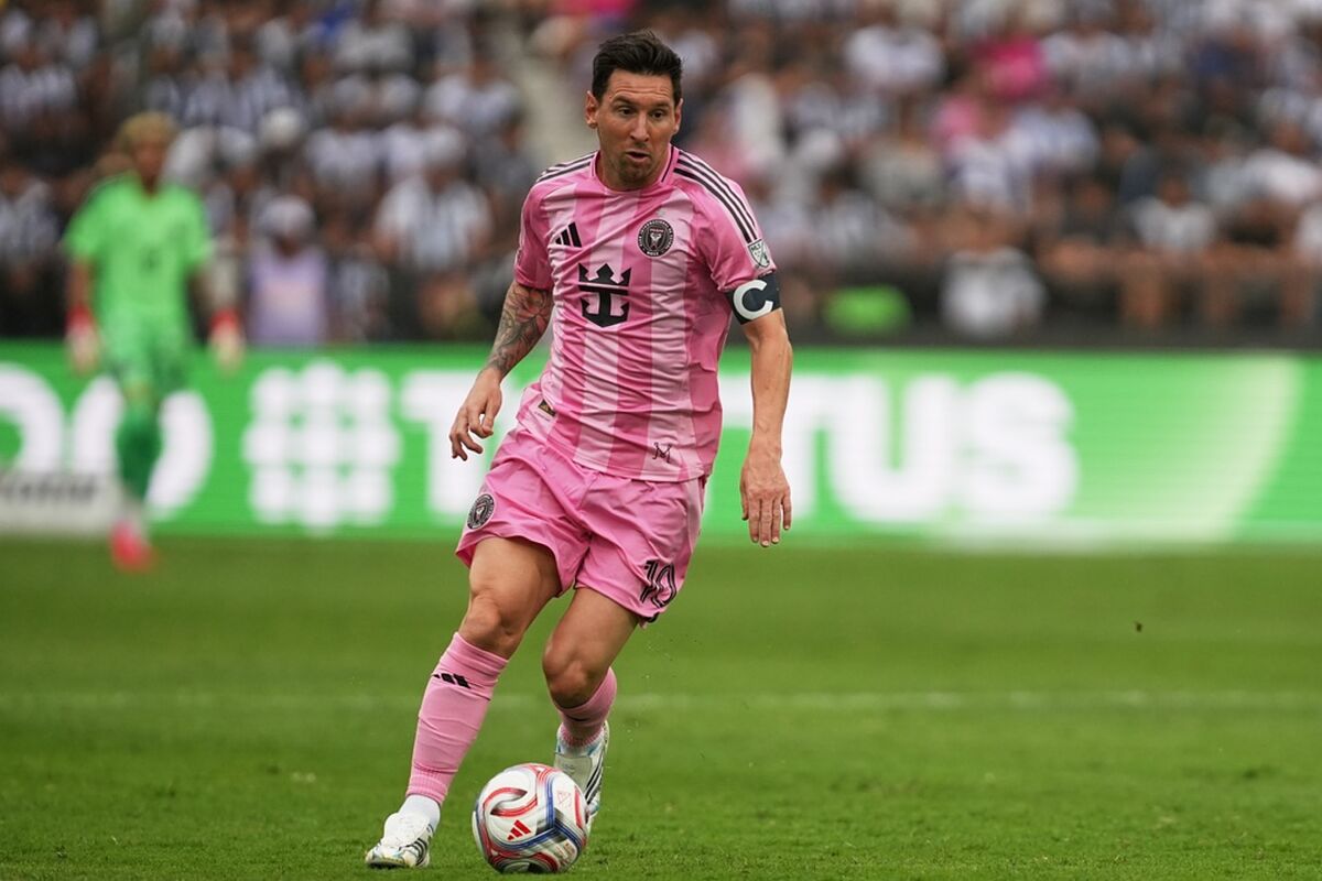 En Argentina subastan una de las primeras camisetas que usó Leo Messi, ¿Cuánto cuesta?