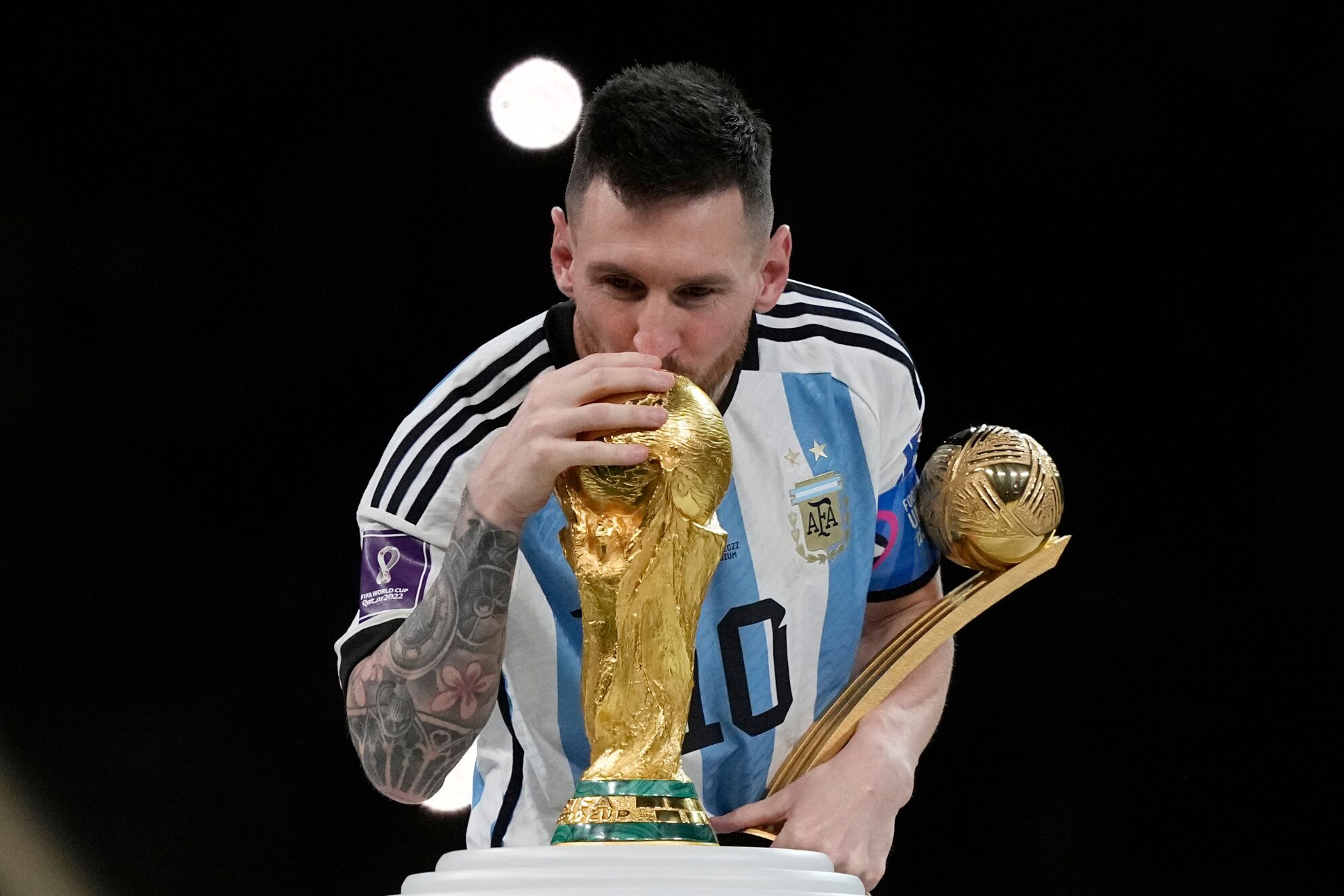 El regalo de Lionel Messi a los empleados del predio AFA tras ganar el Mundial 2022 que dej� a todos con la boca abierta