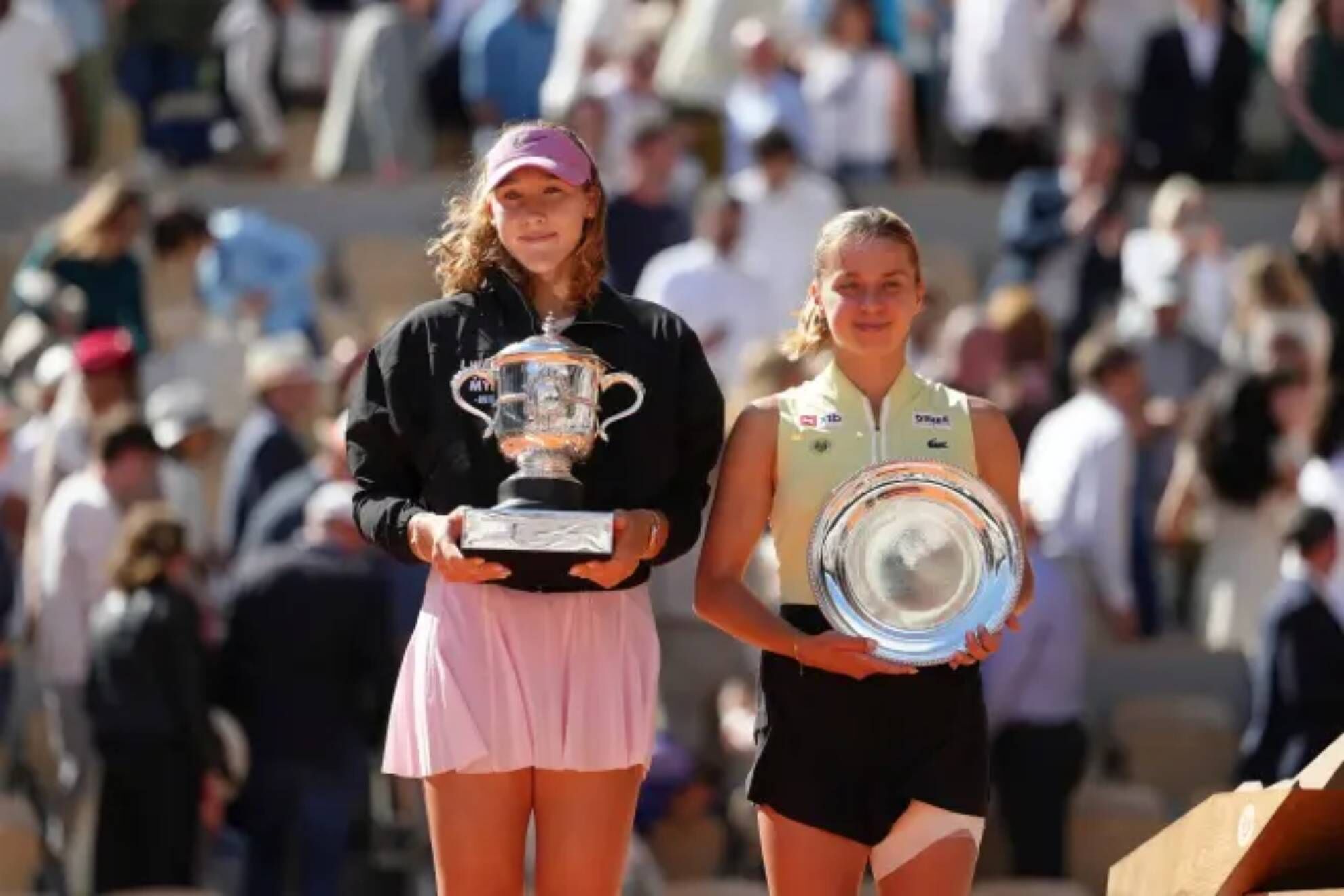 Mirra Andreeva y Maja Chwalinska posan con sus trofeos