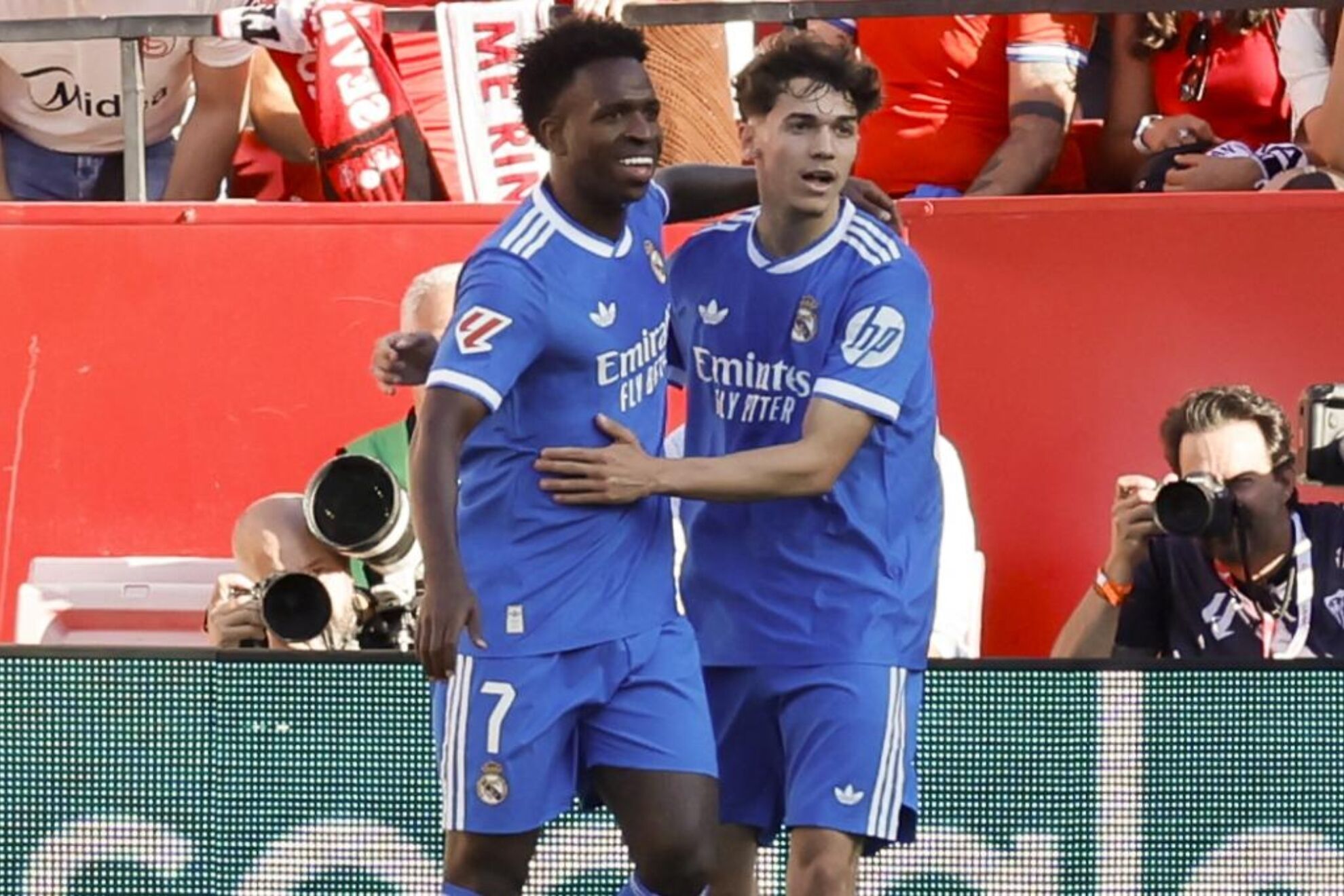 Vinicius celebra su gol al Sevilla junto a un compa�ero.