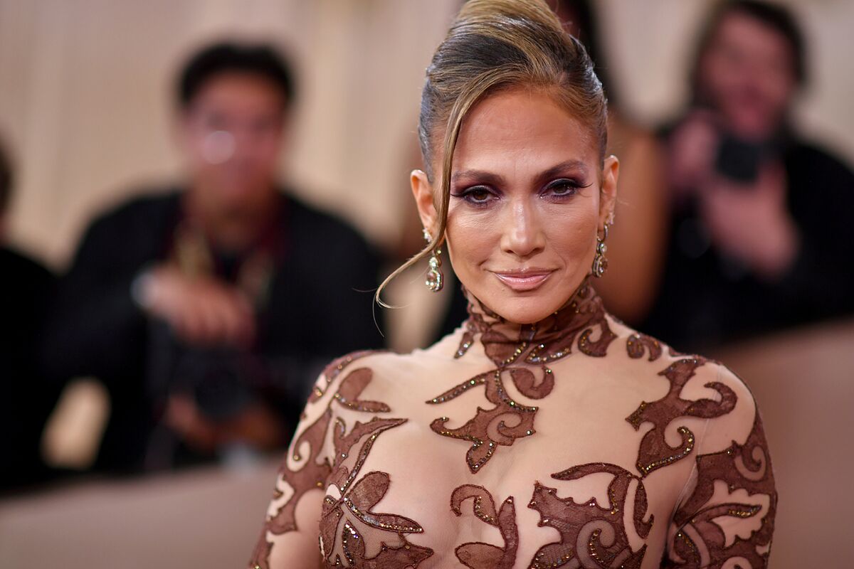 Jennifer Lopez se pone un sexy vestido de satén para pasar un divertido día con su hijo Max