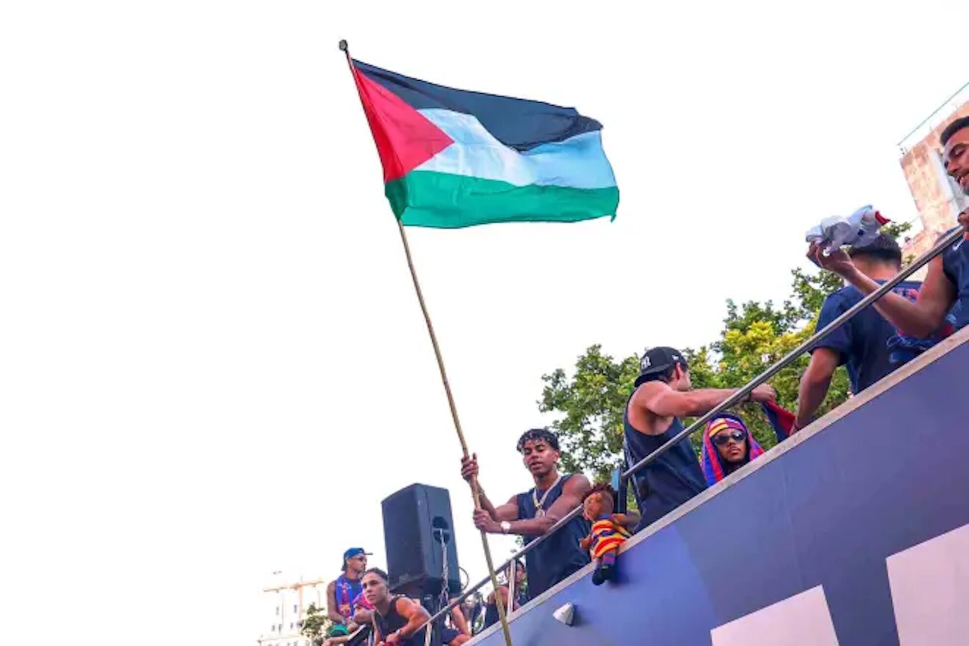 Lamine ondea la bandera palestina en la celebraci�n del t�tulo de liga del Barcelona.