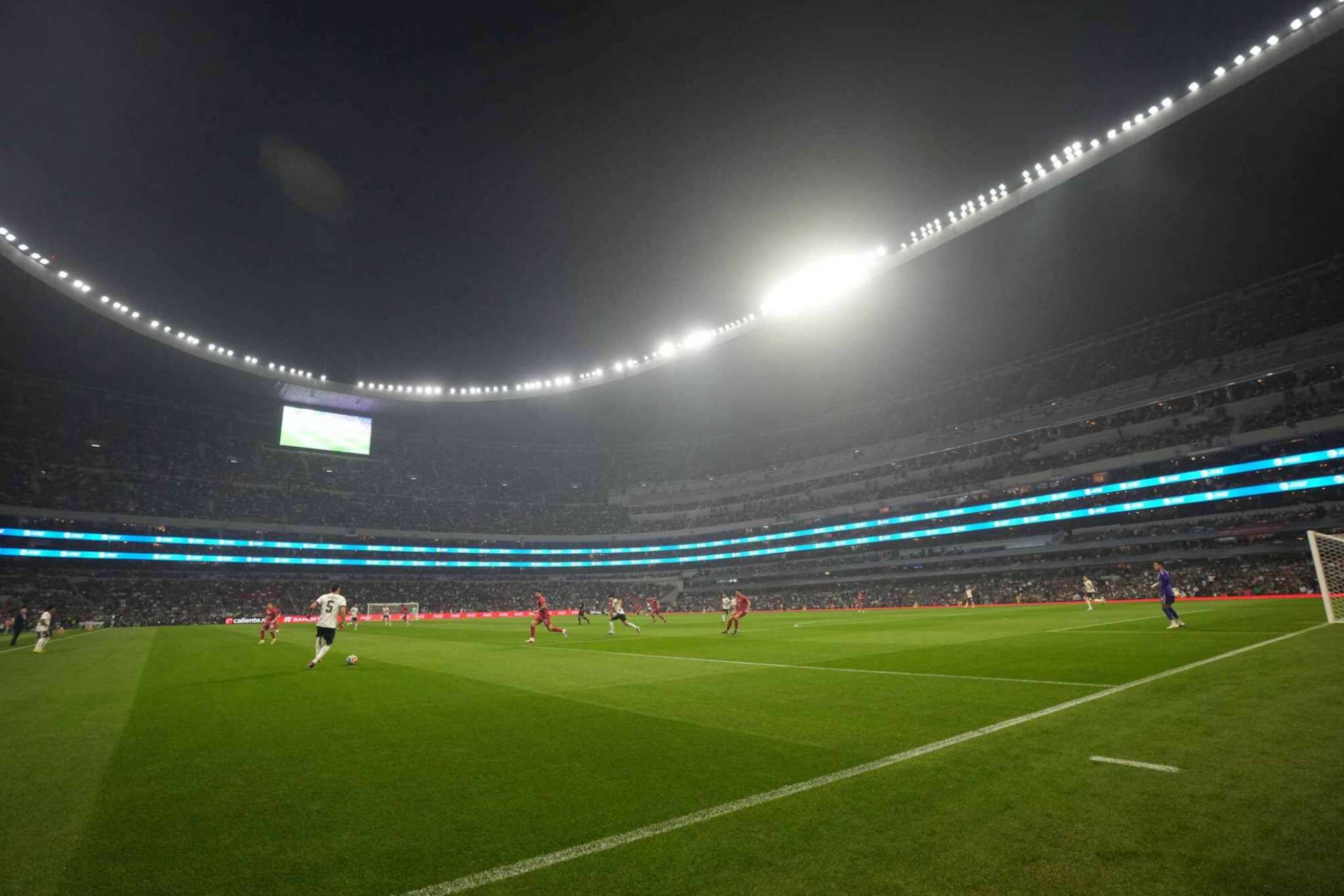 El mexicano Johan V�zquez controla el bal�n durante un partido amistoso internacional de f�tbol contra Portugal en el Estadio Azteca