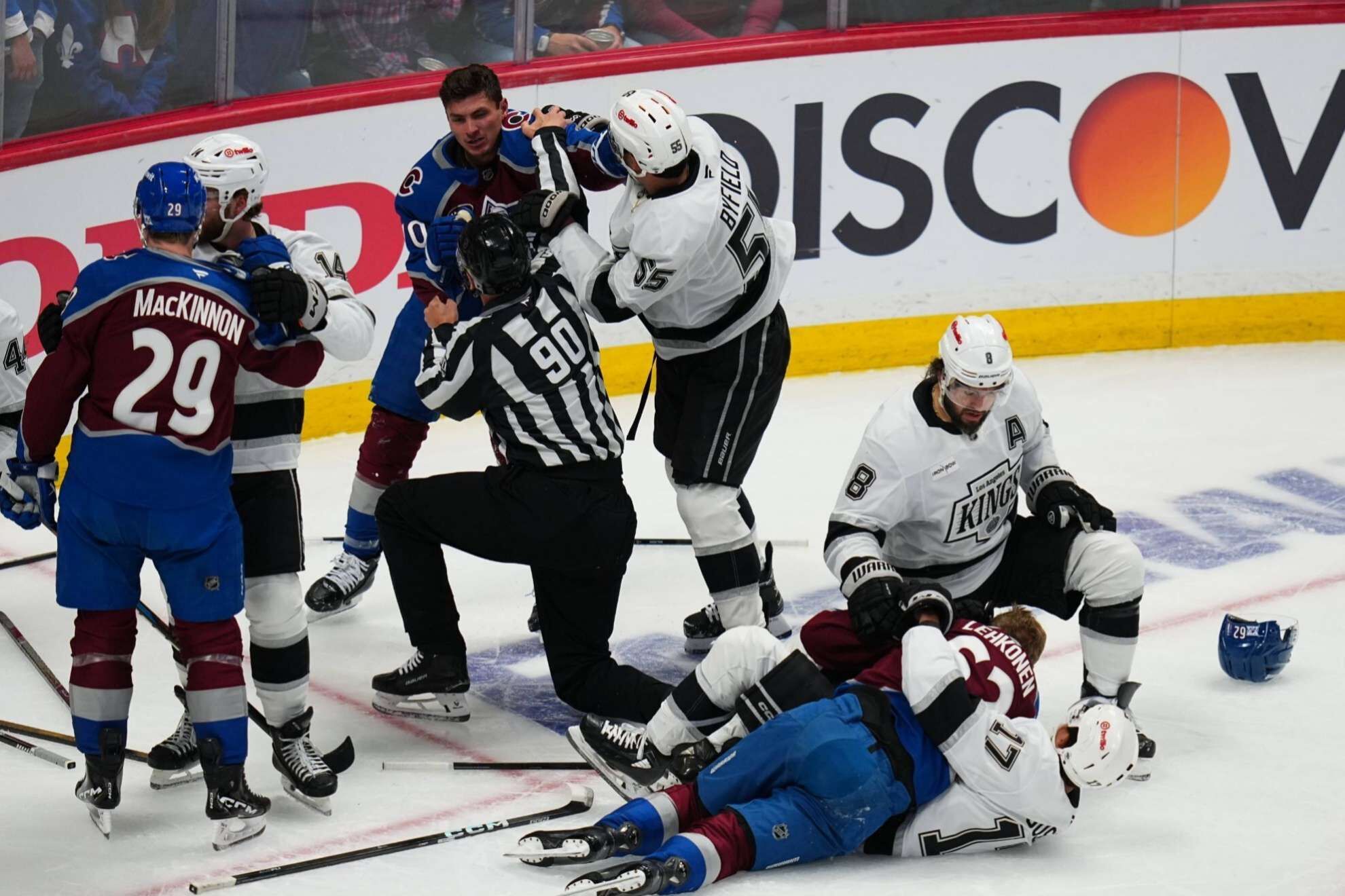Vidrio cae sobre la banca de los Kings tras celebraci�n de aficionados