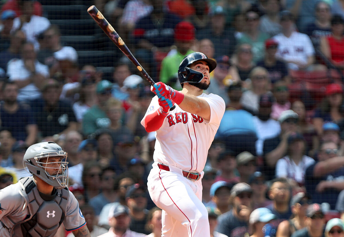 Wilyer Abreu rompe un bate al hacer un swing en un extraño momento de los entrenamientos de primavera