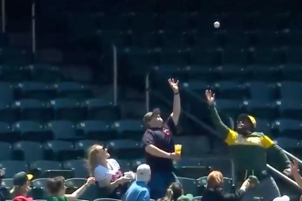 Un aficionado de los Cleveland Guardians no logra atrapar la pelota y termina derramando cerveza sobre una mujer, causando un desastre