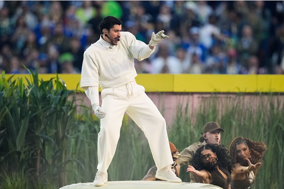 El carísimo reloj de oro que Bad Bunny eligió para actuar en la Super Bowl llama la atención