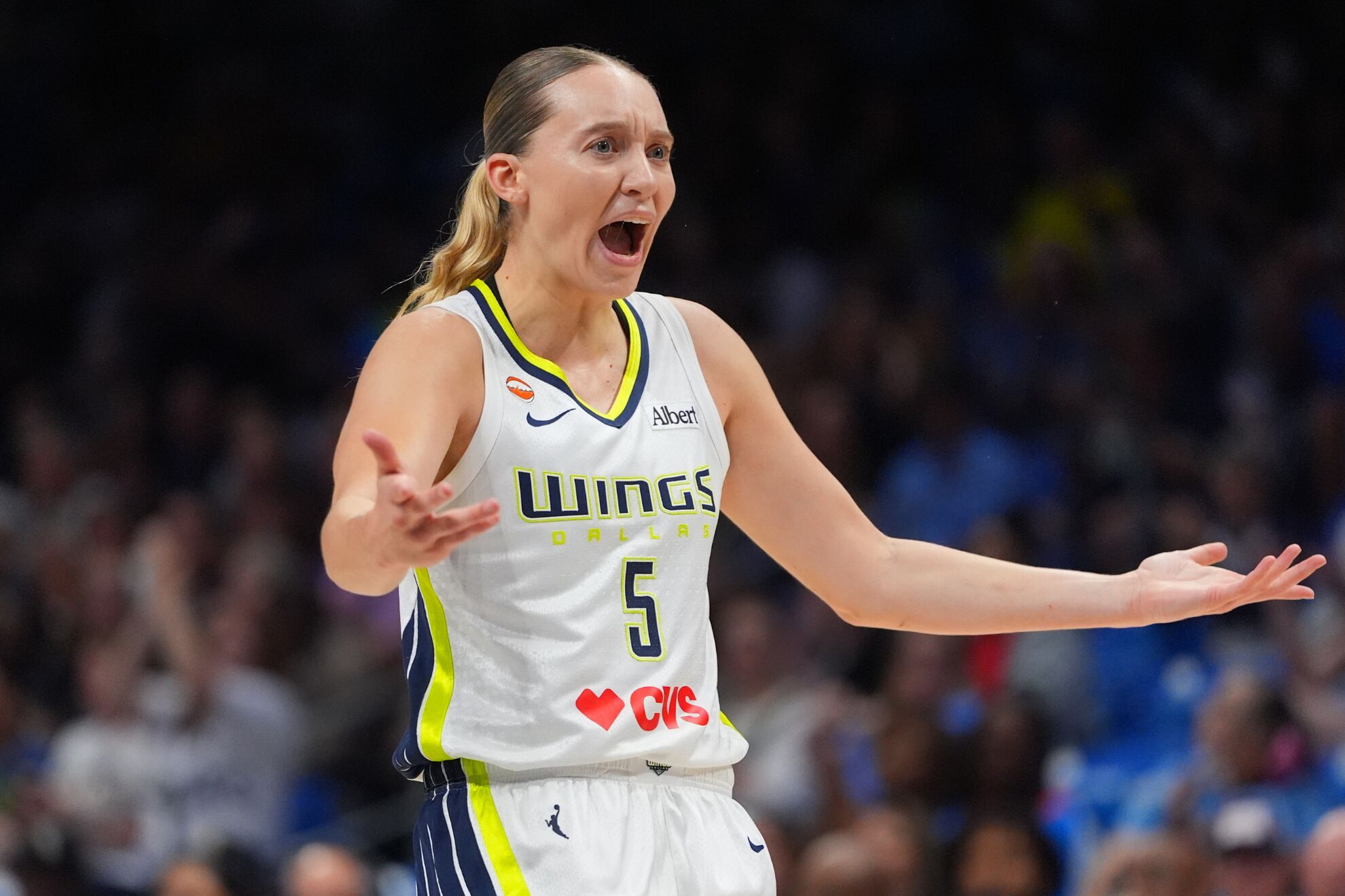 La base de las Dallas Wings, Paige Bueckers, cuestiona una decisi�n arbitral durante la primera mitad de un partido de baloncesto de la WNBA contra las Phoenix Mercury.