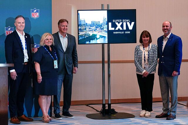 El grupo de propietarios de los Tennessee Titans posa para una foto en la reuni�n de propietarios de la NFL tras el anuncio de que Nashville acoger� la Super Bowl de 2030