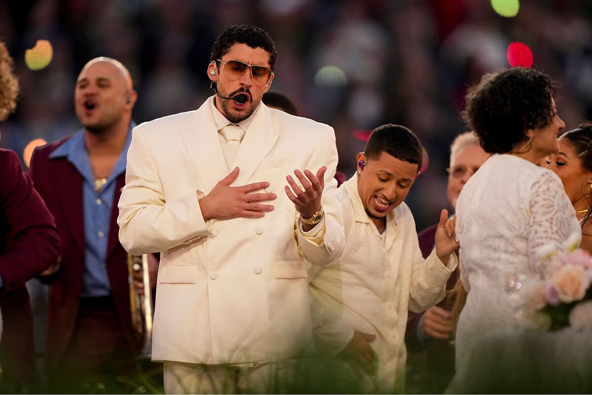 Bad Bunny deja huella eterna en el Super Bowl con un balón y un mensaje para todos