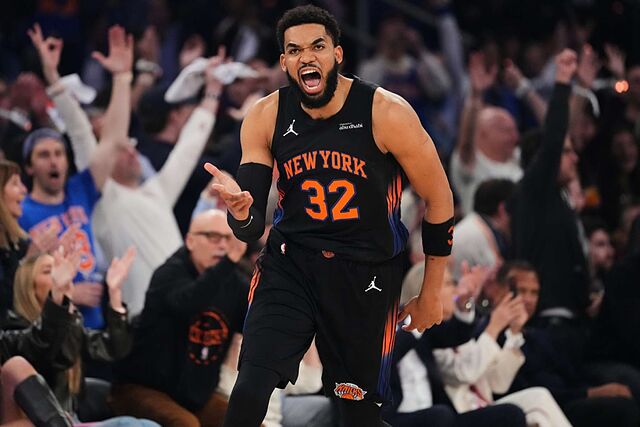 Karl-Anthony Towns (32), de los New York Knicks, celebra tras anotar un triple durante las finales de la Conferencia Este