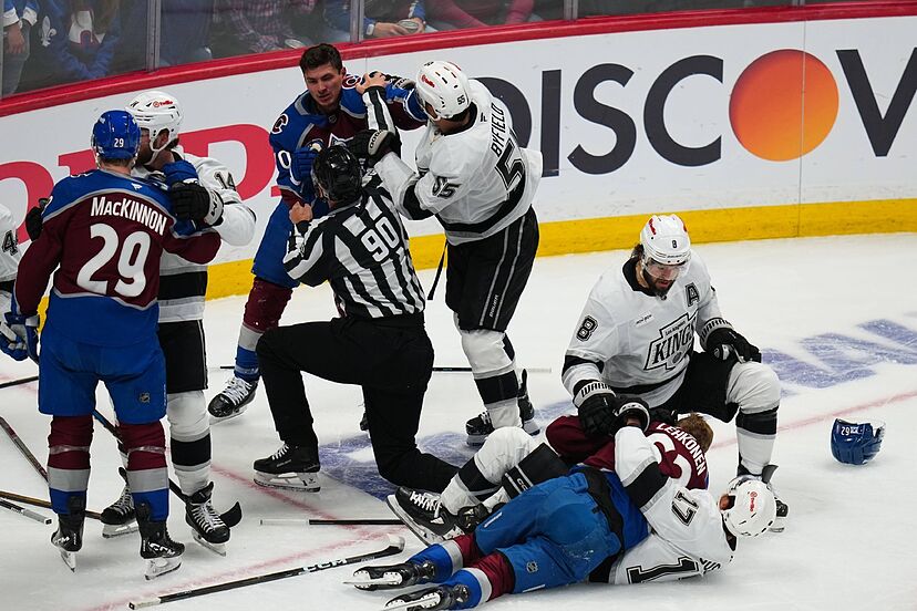 Vidrio cae sobre la banca de los Kings tras celebraci�n de...