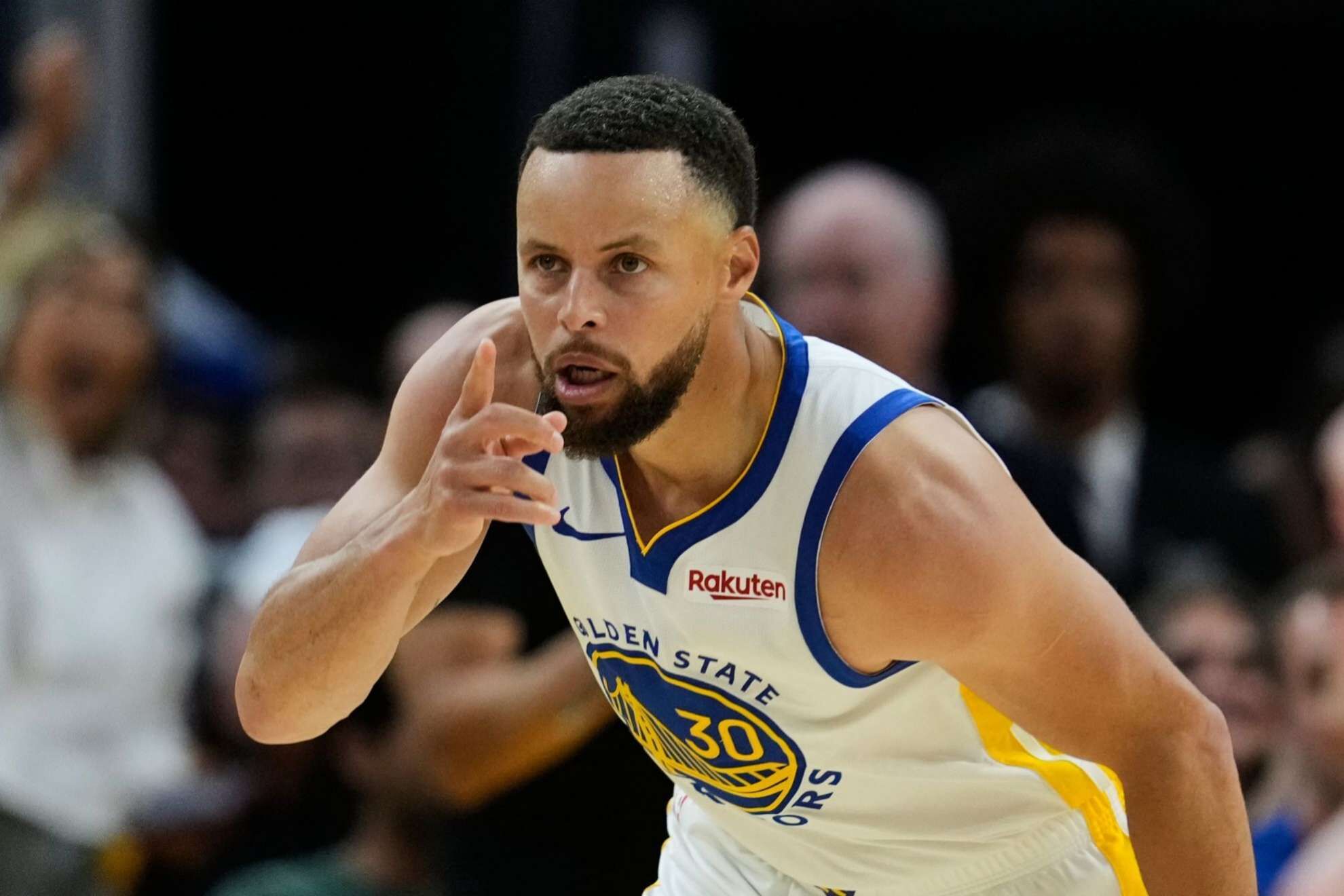 Stephen Curry vuelve pero los Warriors limitan su impacto