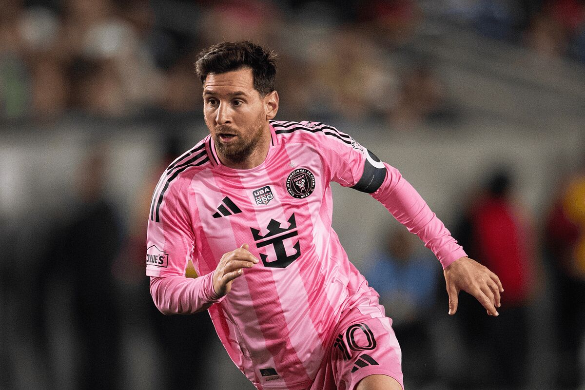 Leo Messi recibe un emotivo regalo que casi es más especial que un Balón de Oro