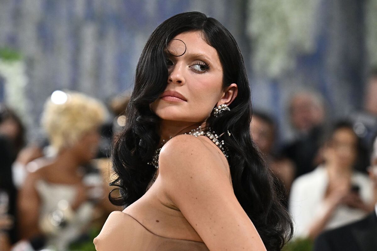 Kylie Jenner reacciona tras un error de maquillaje momentos antes de la alfombra roja de la Met Gala