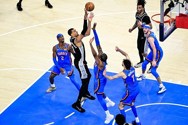 El alero/p�vot de los San Antonio Spurs, Victor Wembanyama, lanza contra el escolta/alero de los Oklahoma City Thunder, Jalen Williams en el primer partido de la final de conferencia.