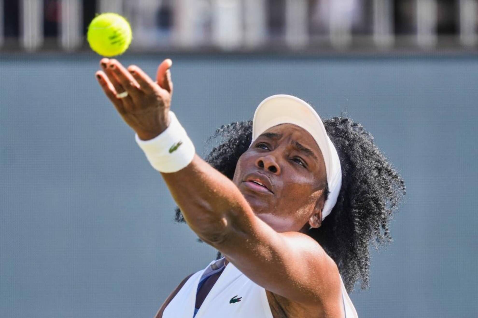 La estadounidense Venus Williams saca a la rumana Irina Camelia Begu durante su partido de dieciseisavos de final del torneo de tenis WTA Bad Homburg Open