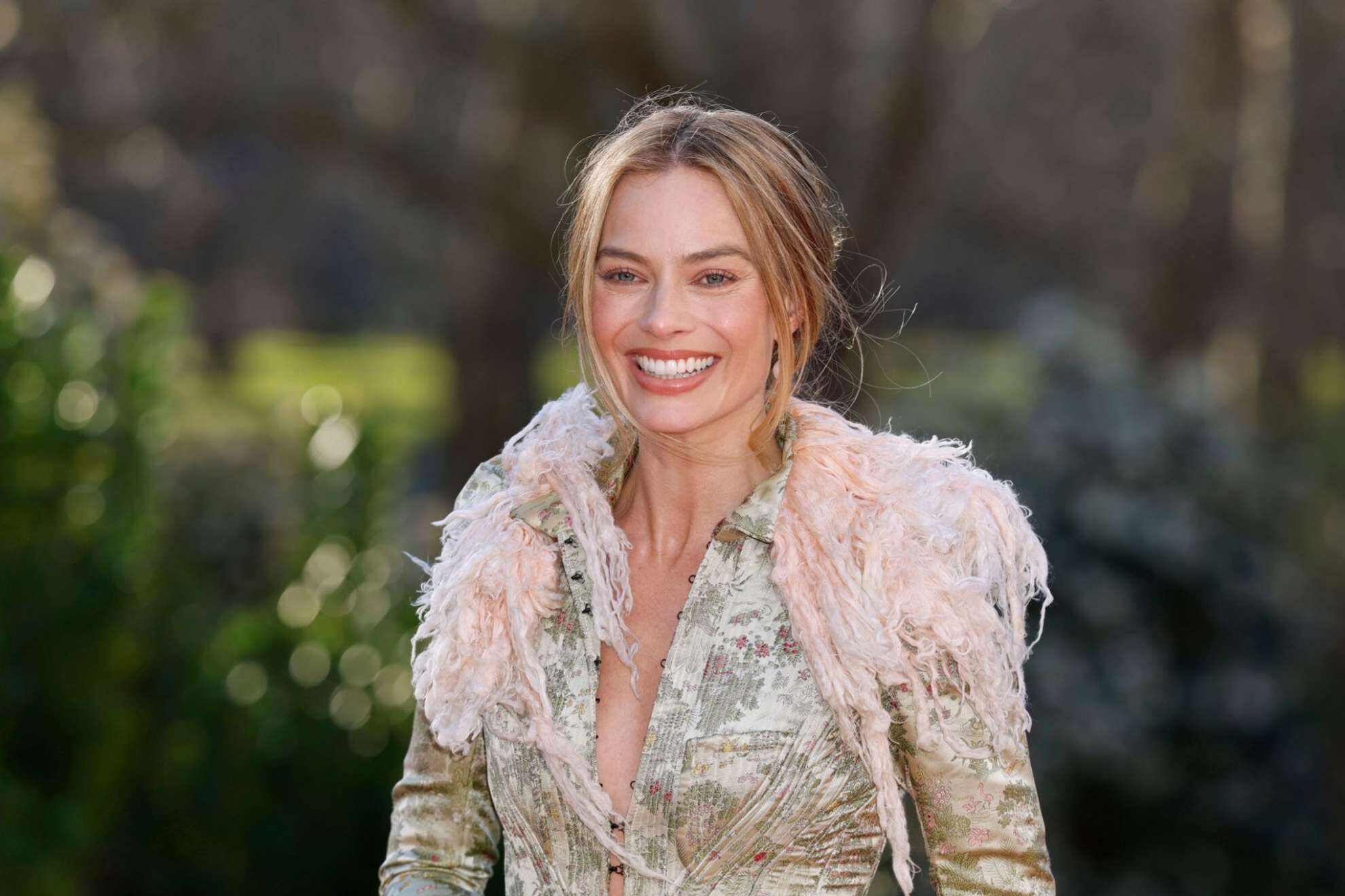 El conmovedor gesto de Margot Robbie con un fan con discapacidad auditiva vuelve a salir a la luz en internet