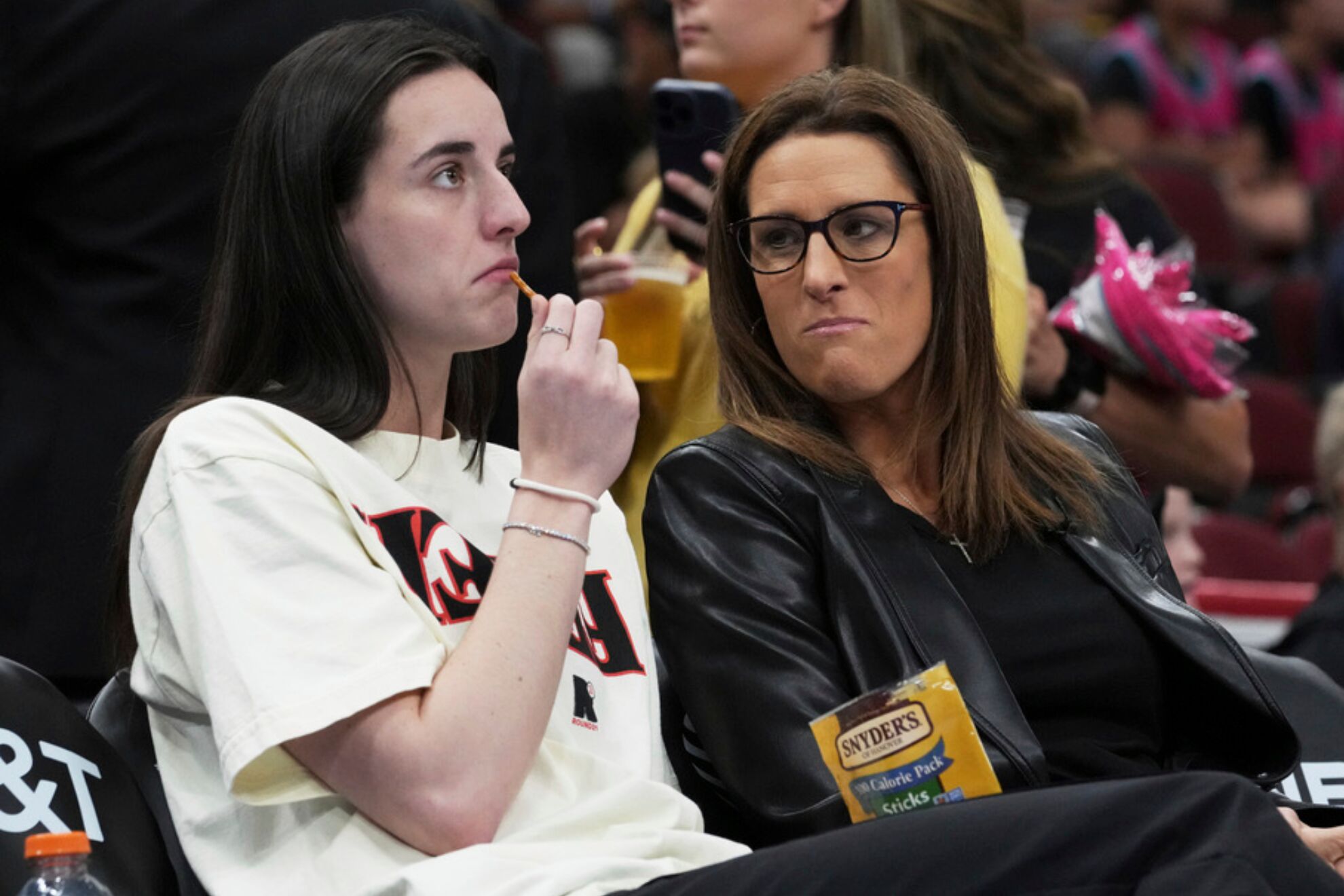 Caitlin Clark habla con Stephanie White durante un partido de las Indiana Fever en 2025.