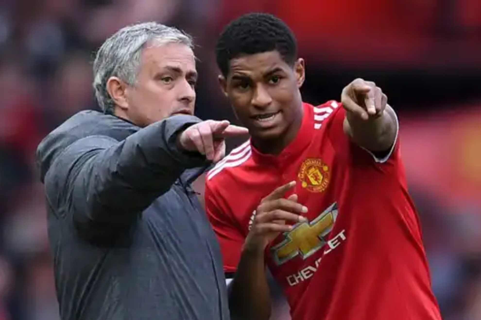 Mourinho da instrucciones a Rashford en su etapa en el Manchester United /
